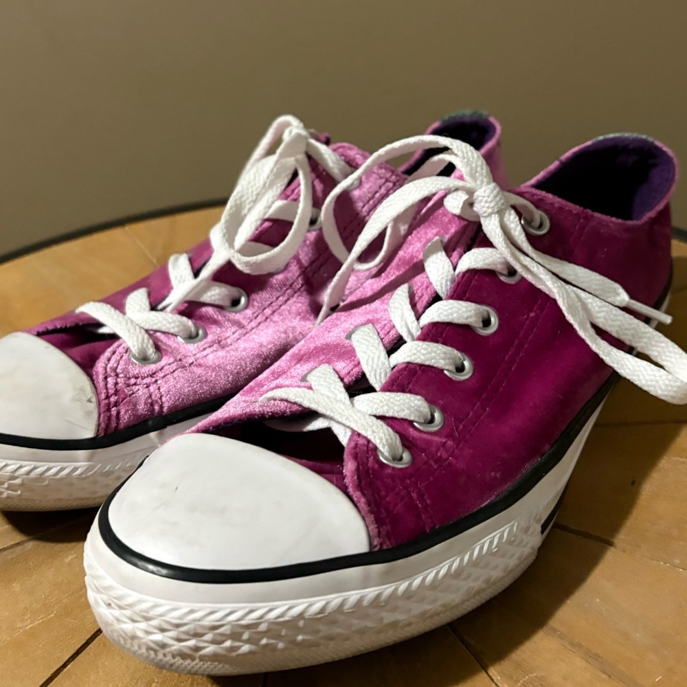 Converse Women’s Low Top Pink Rose Velour Lace Up Sneaker size 5